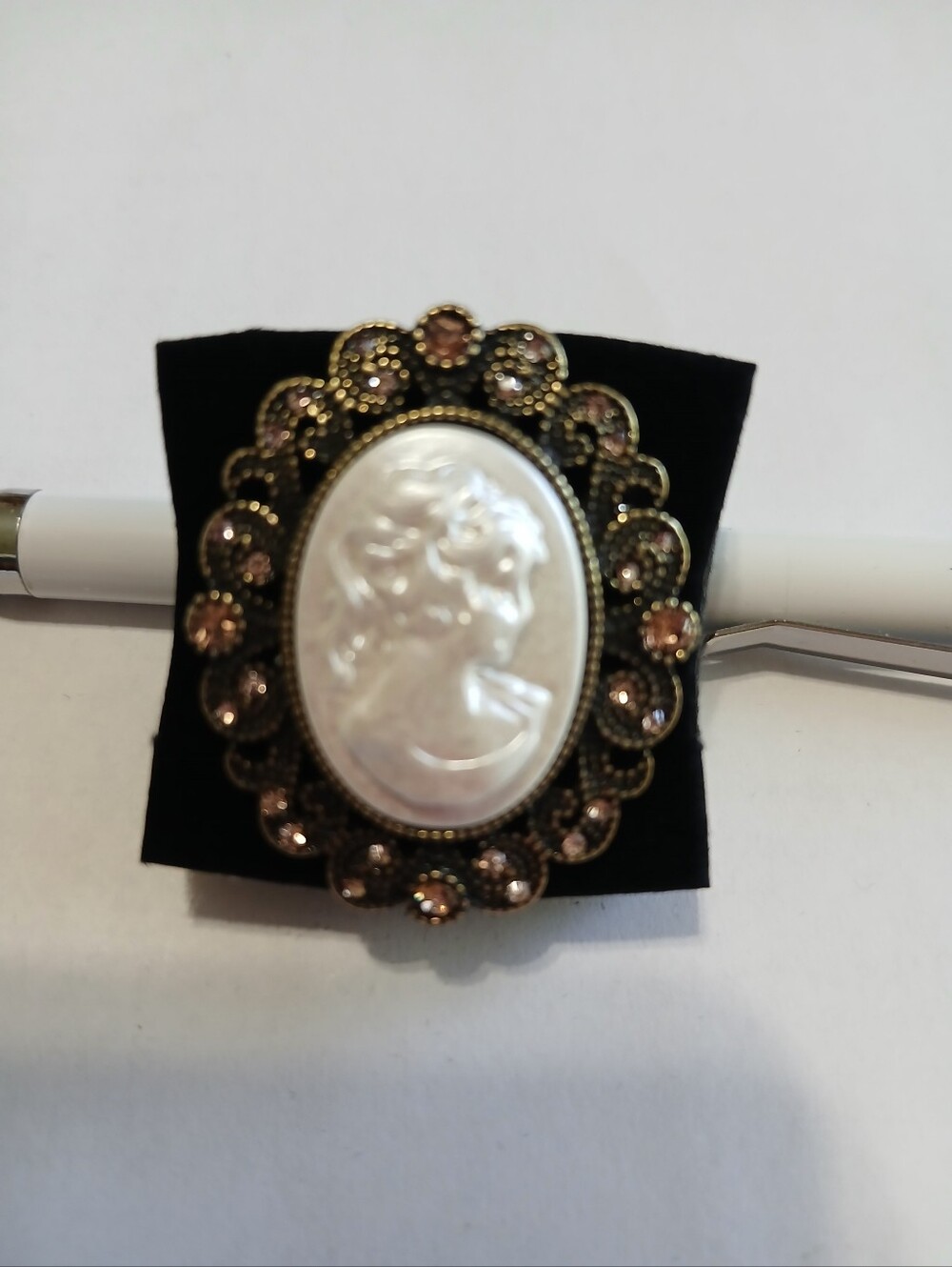Paparazzi-Vintage-Style White Cameo Ring with Gold and Pink Accents